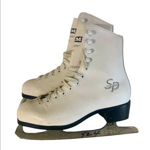 CCM Champion Deluxe White Figure Skates Youth Size 4